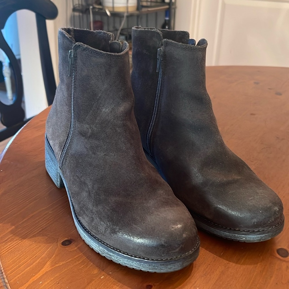Naot double zip ankle boot. Charcoal/black size 41